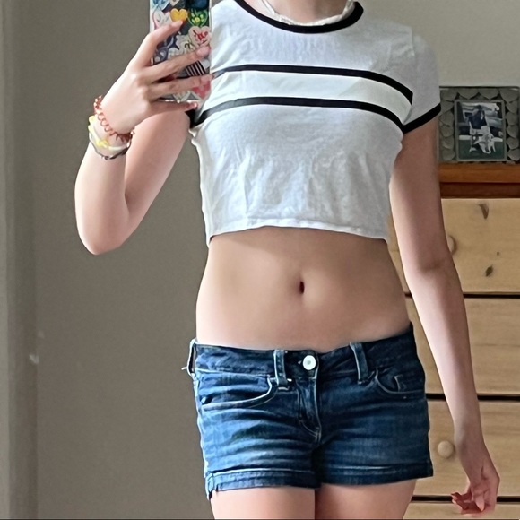 Grey crop top with white and black stripe: - Picture 2 of 7